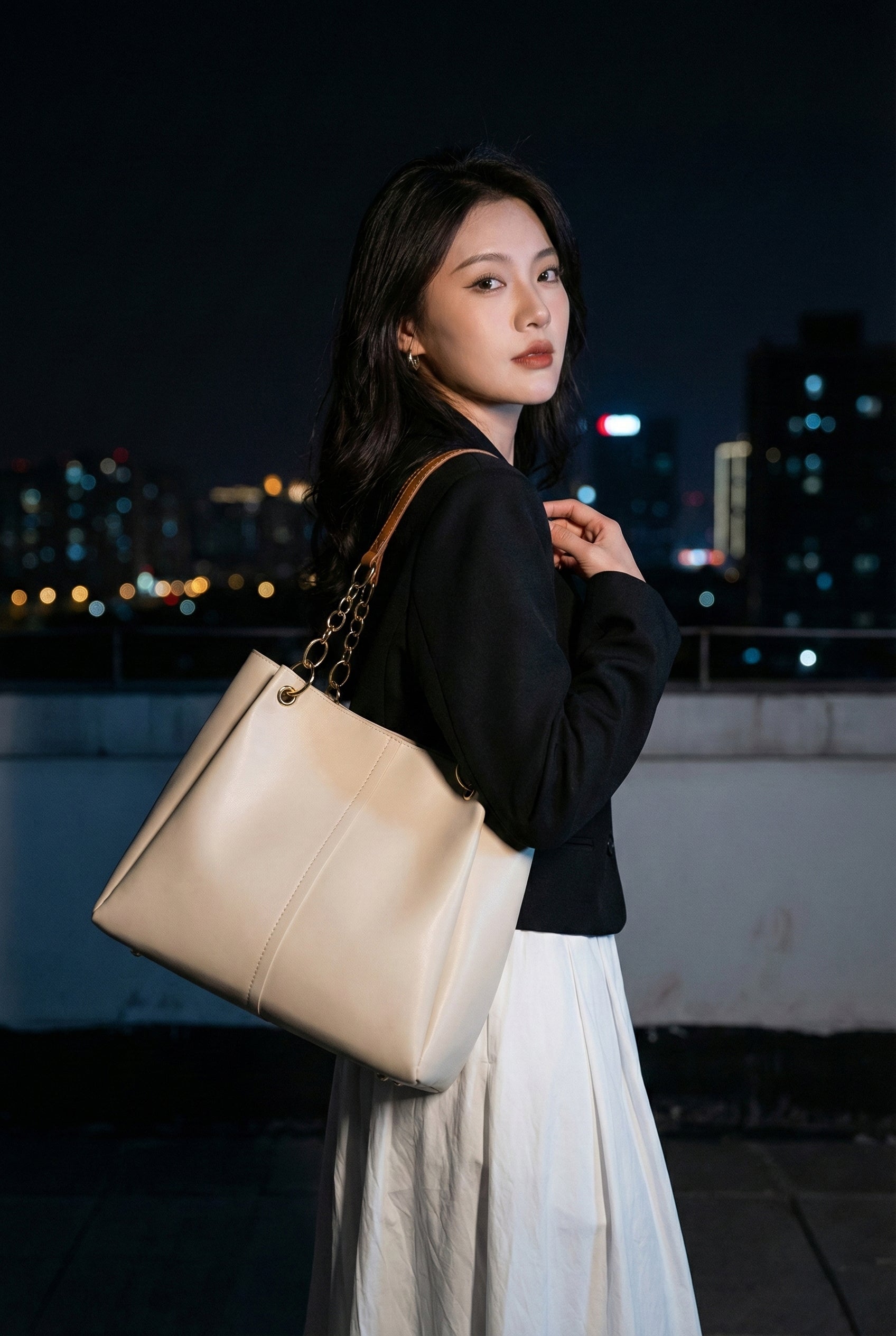 Luxury Women’s Tote Handbag with Gold Chain Straps – Premium Everyday Shoulder Bag